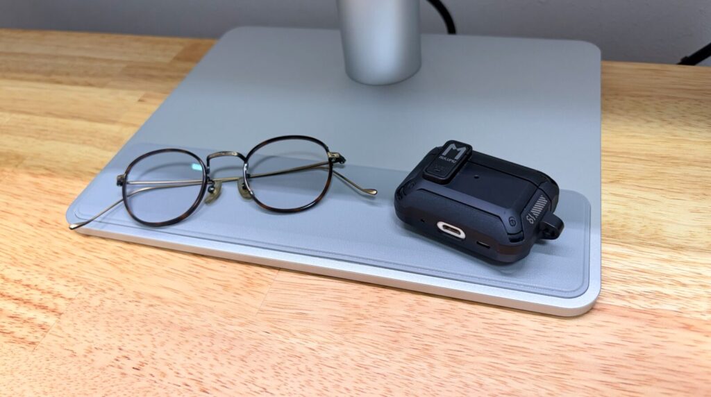 MA320UGの台座を小物置きとして活用している様子