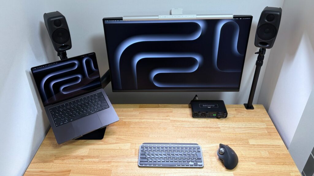 上から見たiLoud Micro Monitor設置後のデスク環境