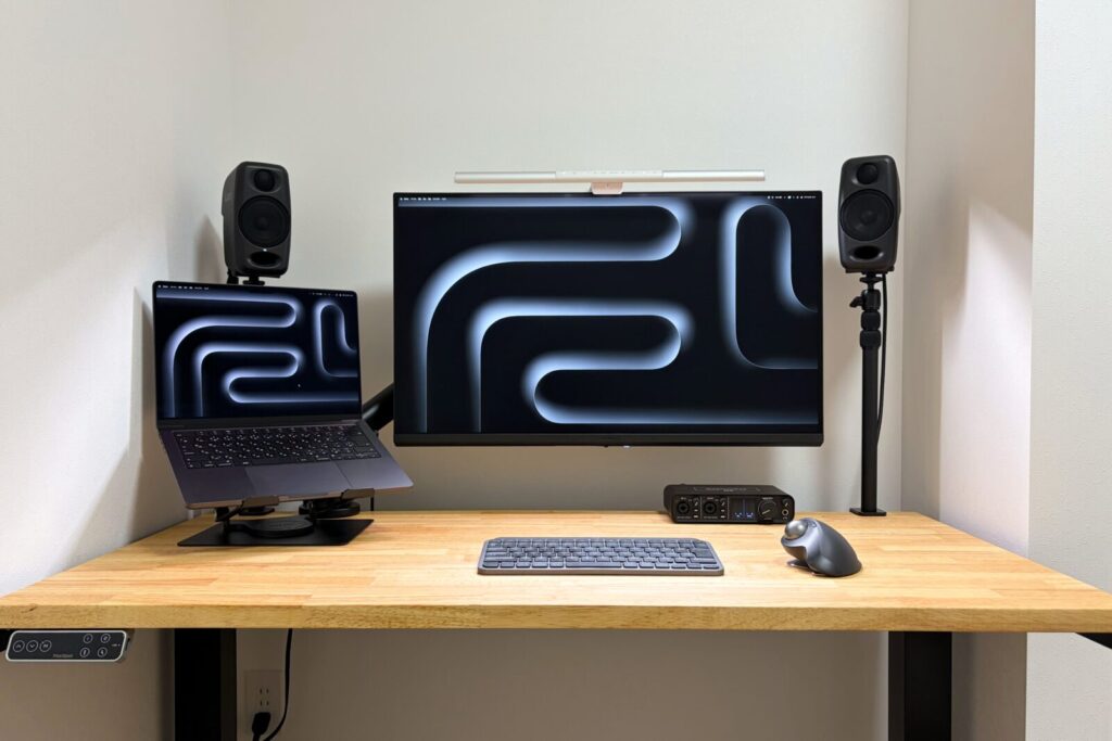 iLoud Micro Monitorを浮かせて設置したデスク環境全体