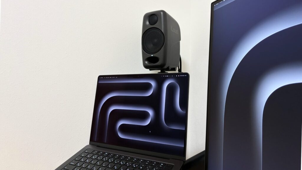 MacBookの上部スペースを避けるように配置したiLoud Micro Monitor