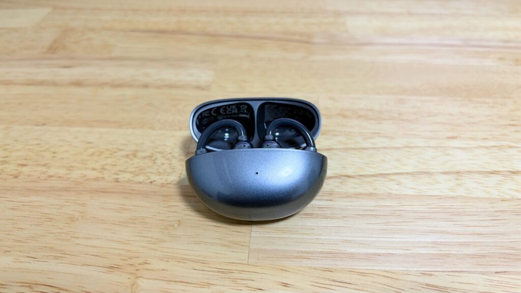 UGREEN ClipBudsの充電ケースを開いた状態