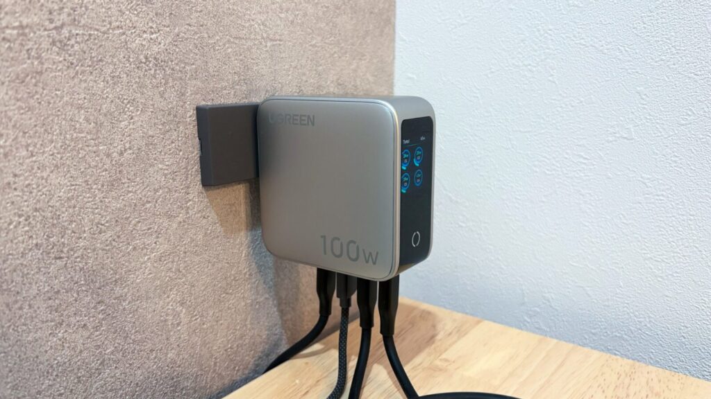 UGREEN Nexode Pro 100Wを壁コンセントで使用する様子
