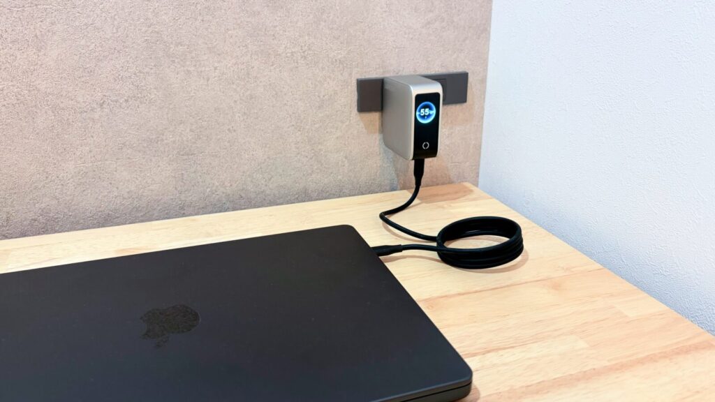 UGREEN Nexode Pro 100WでMacBookを充電している様子