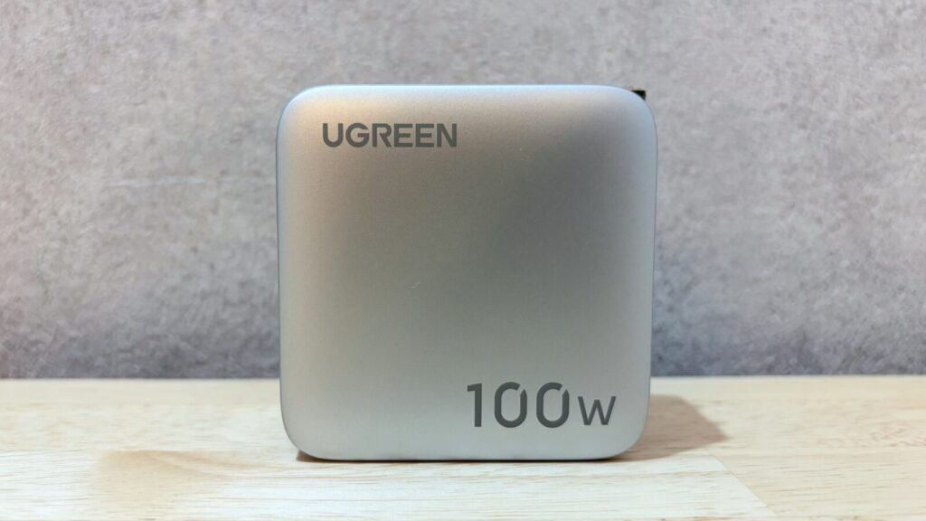 UGREEN Nexode Pro 100Wの折りたたみプラグと100W表記